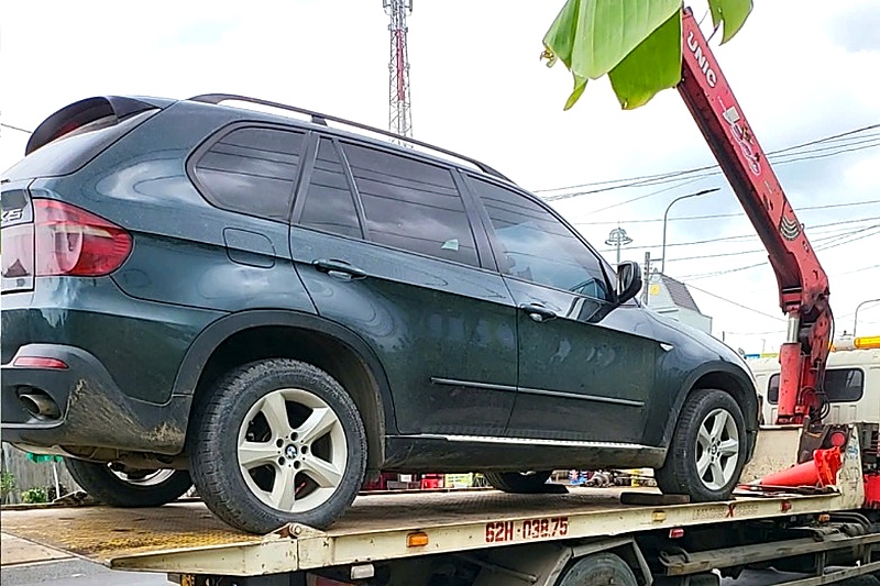 Xe cứu hộ túc trực sẵn sàng lên đường