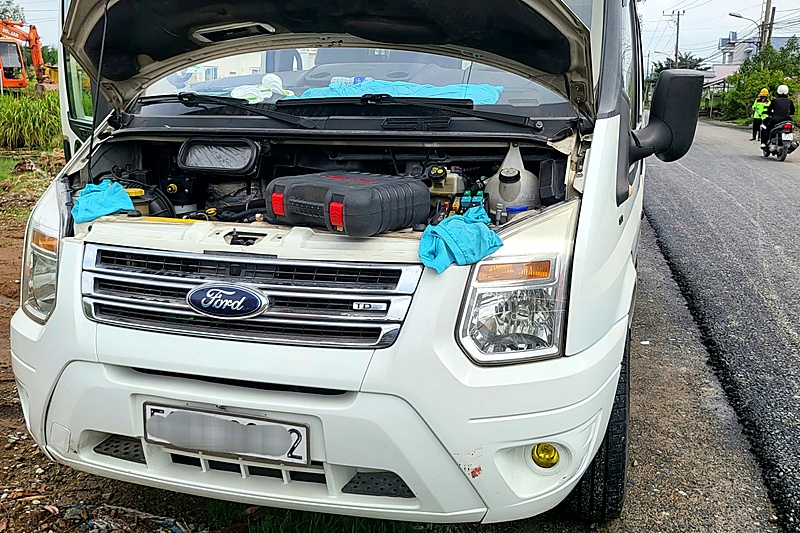 Kích bình ắc quy xe ô tô du lịch tận nơi