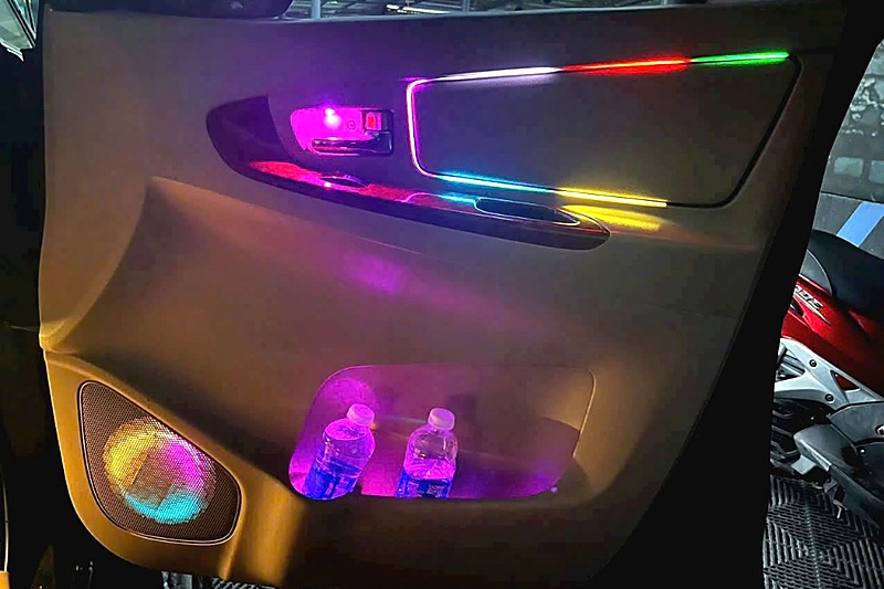 Độ đèn gắn đồ chơi nội thất ô tô